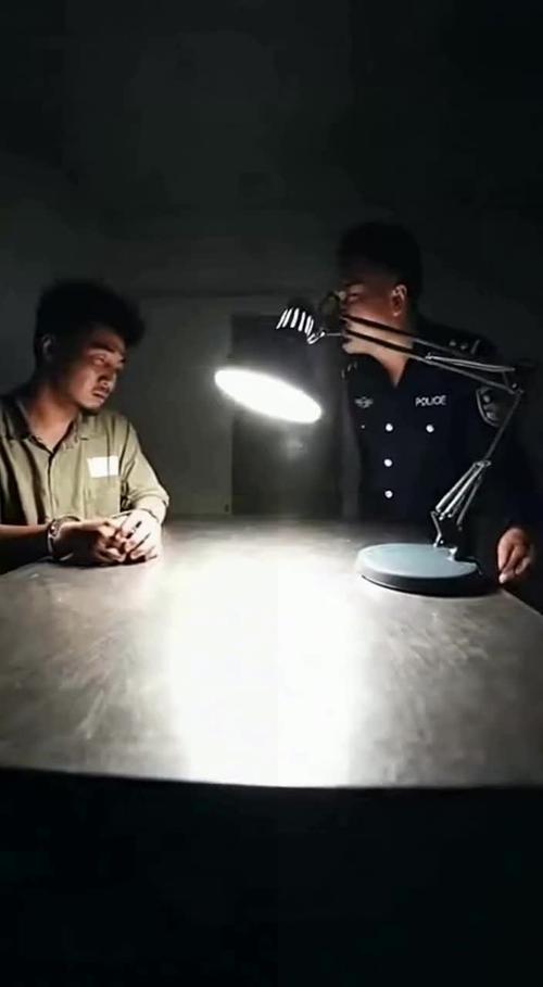 监室审讯室昏暗灯光