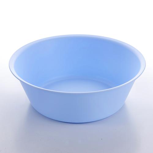 干燥天卧室墙角摆的蓝色塑料清水盆