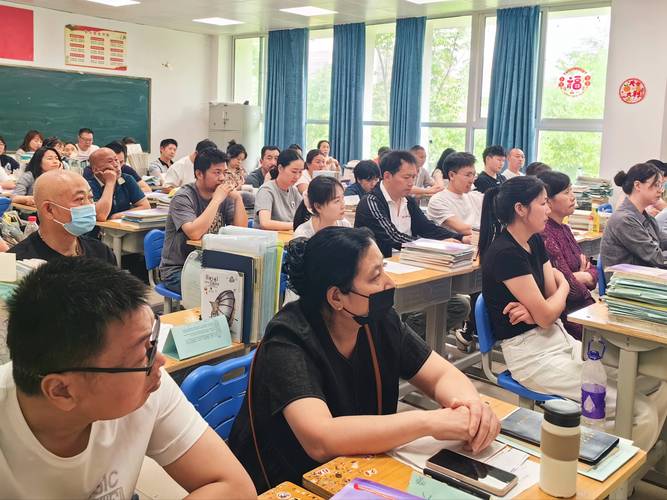 初三学生和家长在升学咨询室交流的真实场景