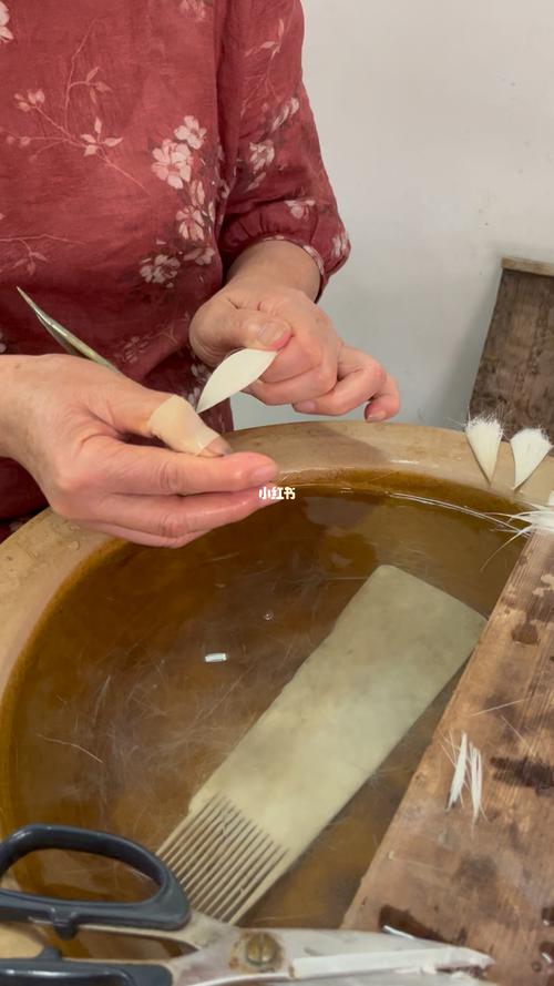 湖州湖笔制作水盆工序手工择羊毛