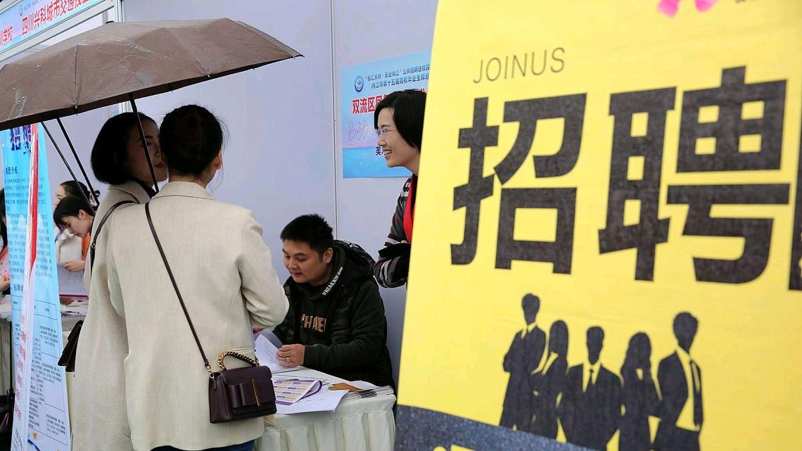 企业说“缺人”,学生说“没机会”,到底谁在说谎