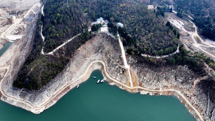 南漳九集镇石门集水库沿岸枇杷林步道
