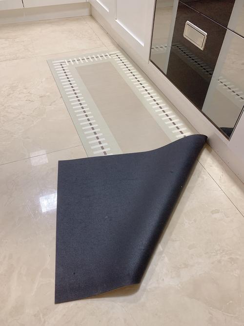 厨房门口溅水瓷砖防滑垫实拍
