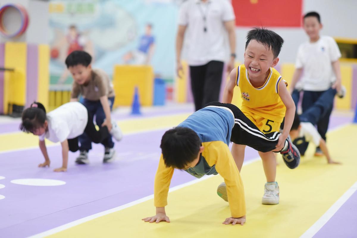 学校趣味体能训练课场景