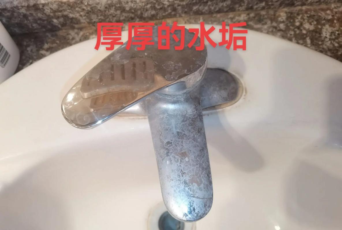 白醋擦拭厨房水龙头水垢实拍图