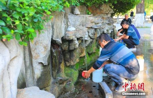 济南黑虎泉市民打水场景