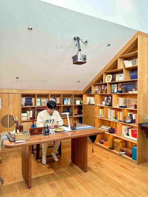 老小区阁楼学生靠墙书桌实景