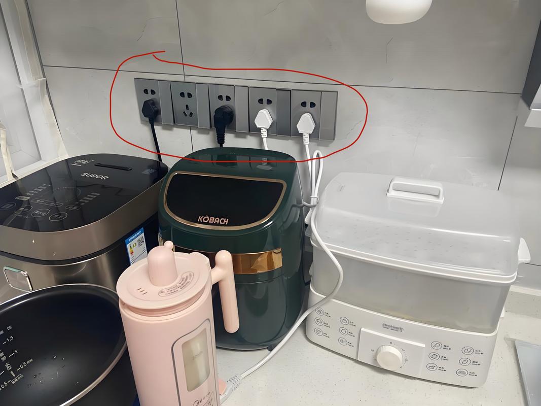 厨房台面插座被大个头小家电插头顶住实拍