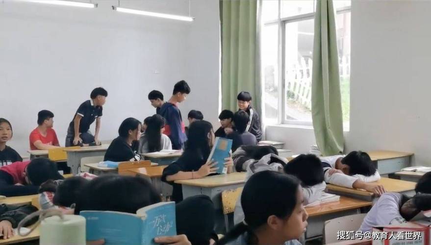 初中教室后排学生趴在桌上沉默的课堂特写