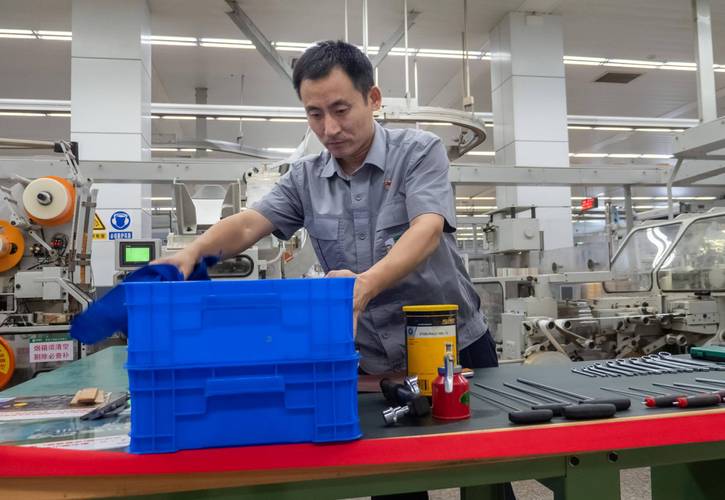 工厂热处理工艺师徒传承现场图