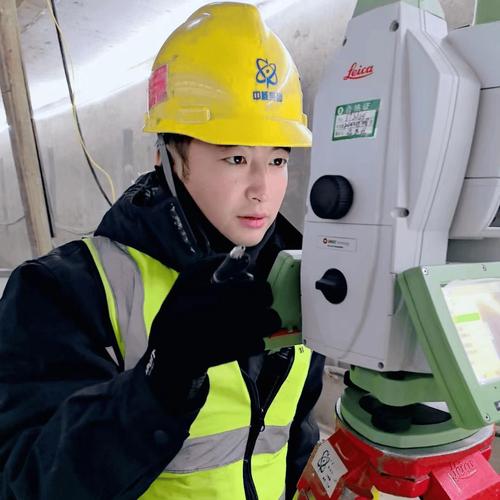 工厂车间工人佩戴安全帽手持全家福