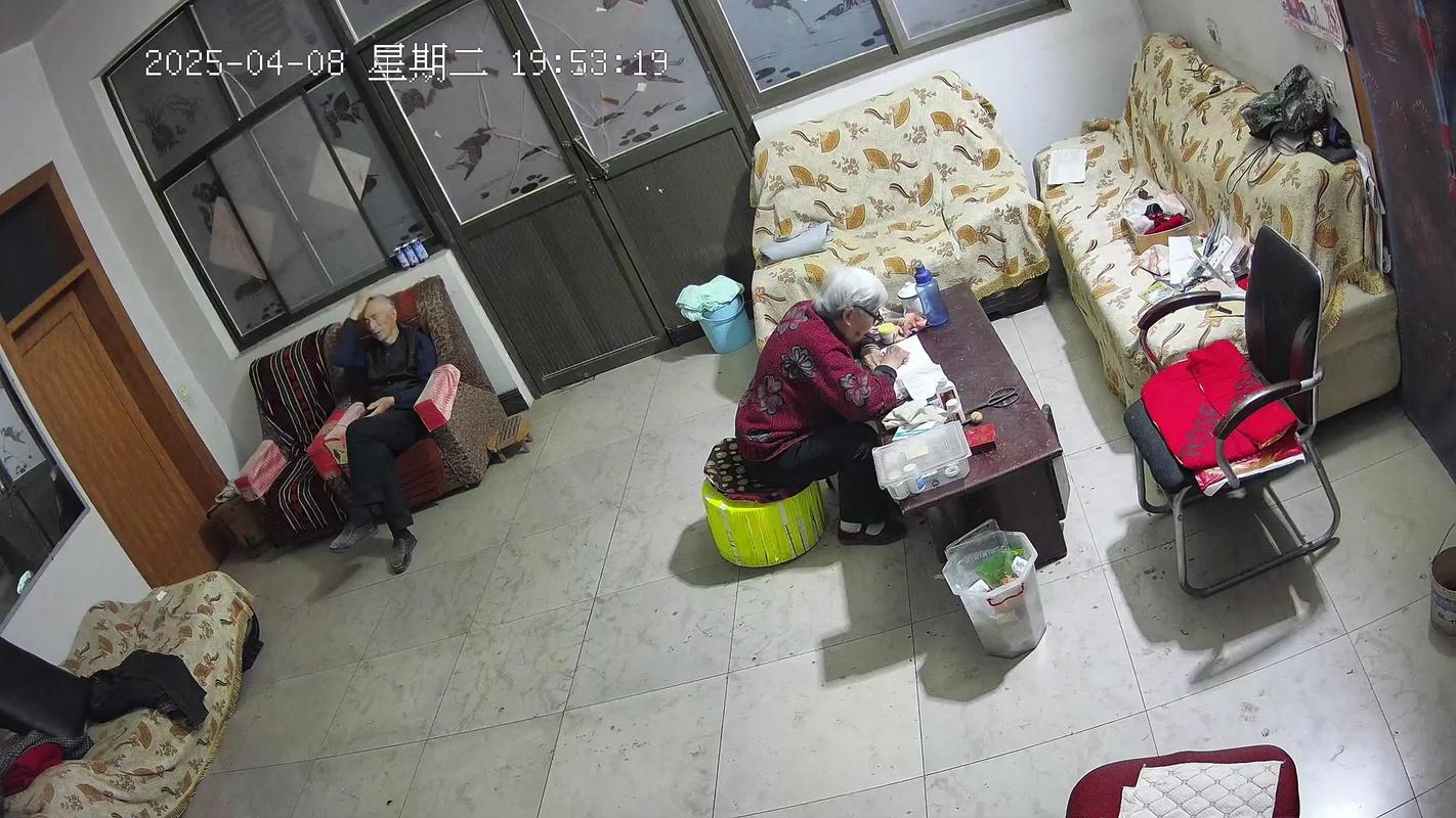 老人被遗弃楼道监控截图