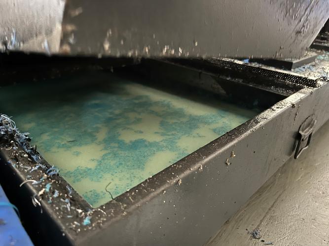 使用后变质的切削液表面漂浮菌斑和浮油