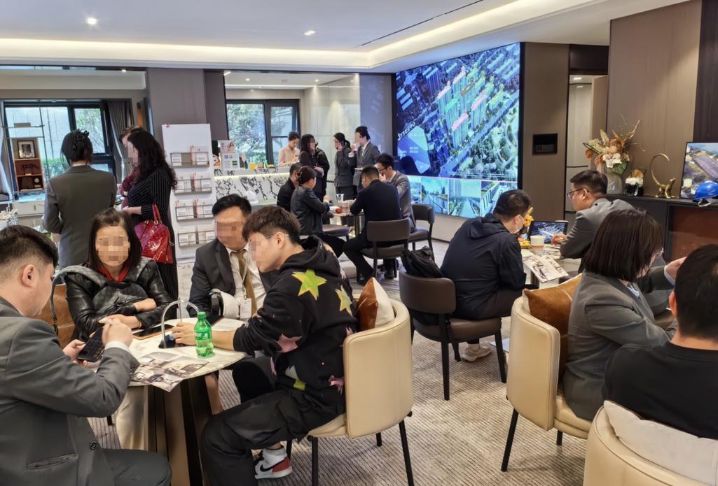 南京二手房现场谈判议价场景