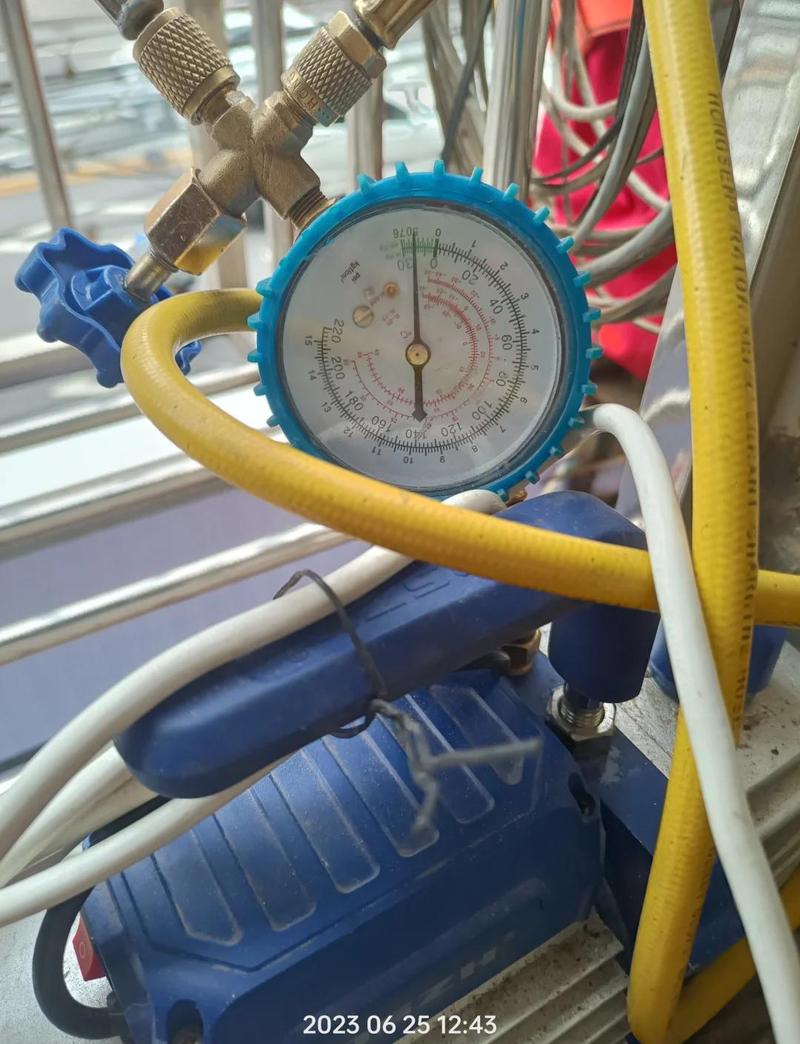维修师傅连接真空表测进气压力的操作现场