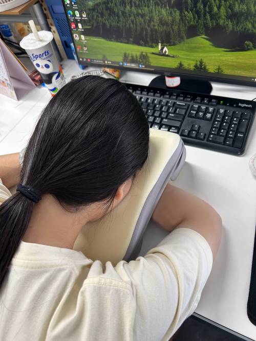 折叠午睡枕在办公桌上午休使用的场景图