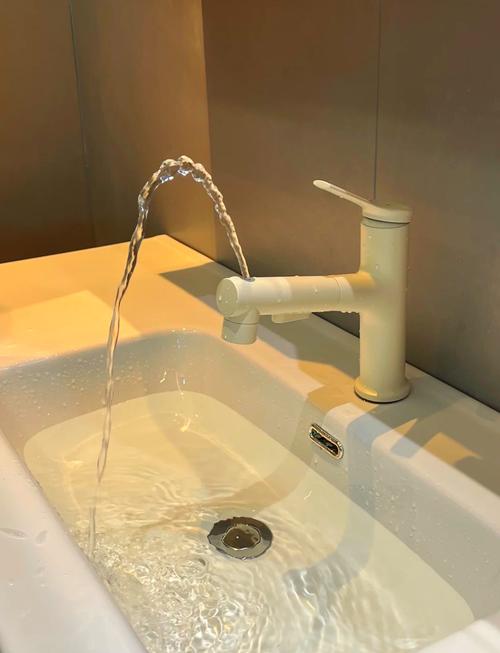 卫生间奶白色抽拉滴水水龙头