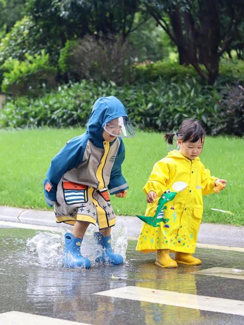 雨后小区儿童踩水坑实拍照片