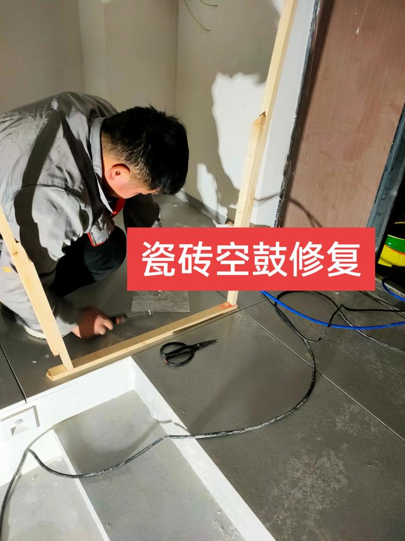 装修工人用空鼓锤检查地砖