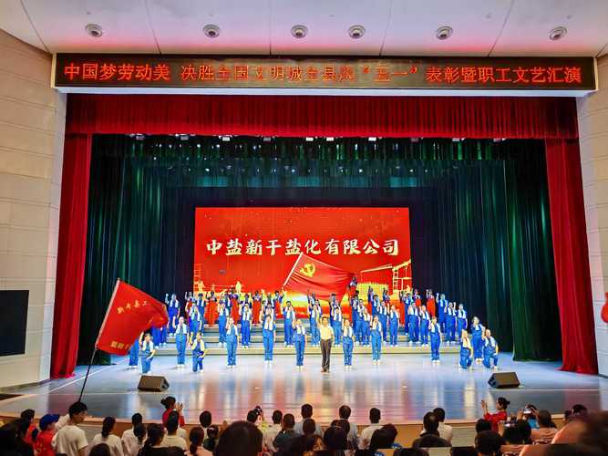 企业员工在车间进行法治情景剧表演