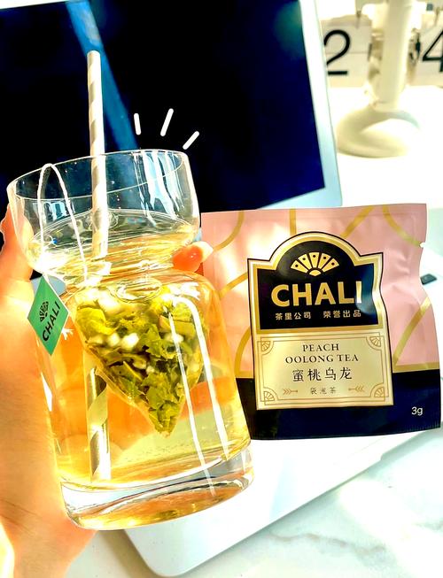 透明玻璃马克杯里刚泡开的蜜桃乌龙茶包