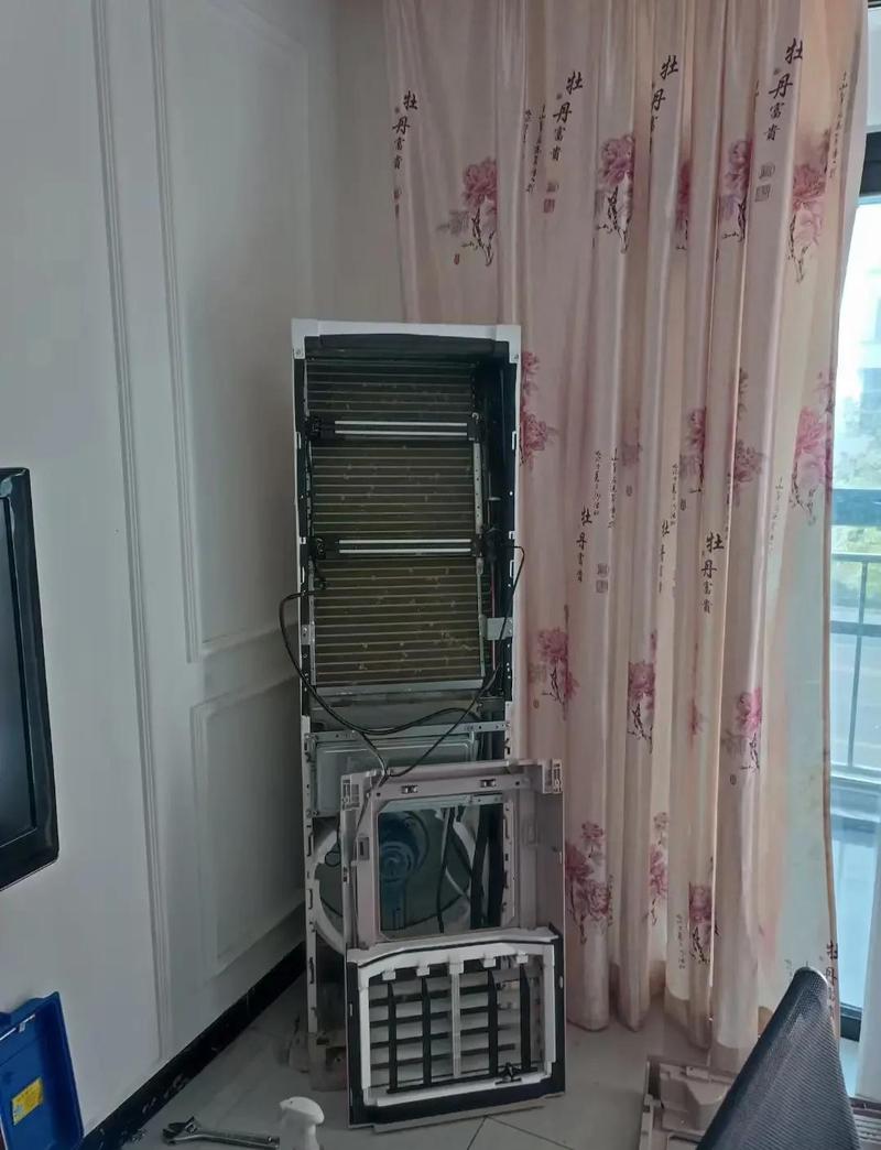 酒店空调遥控器缝隙积灰实拍