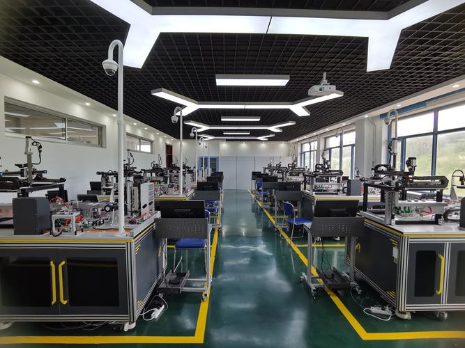 中专学校现代化实训车间场景