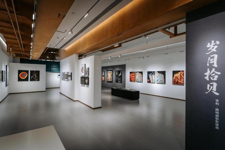 文创园小众摄影作品展览现场布置