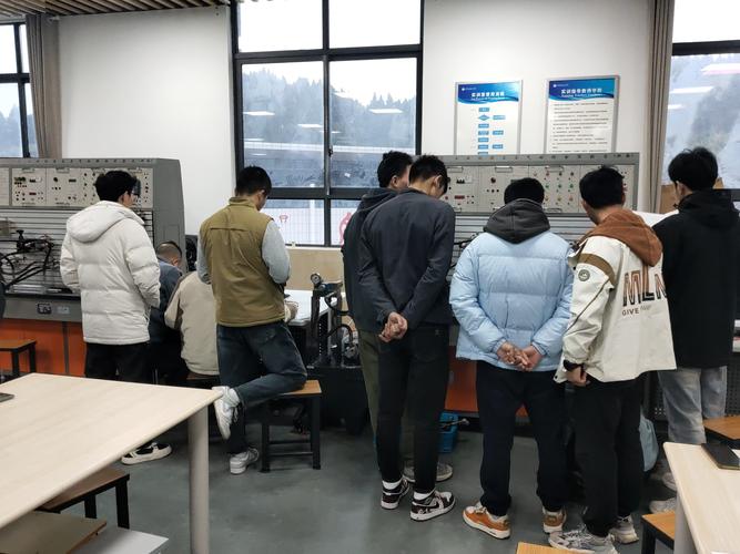 职业教育学生实训操作场景