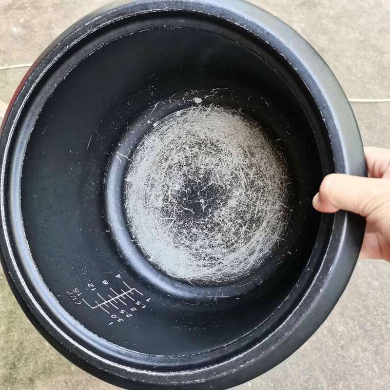 电饭煲内胆冷热骤冲后涂层鼓包实拍