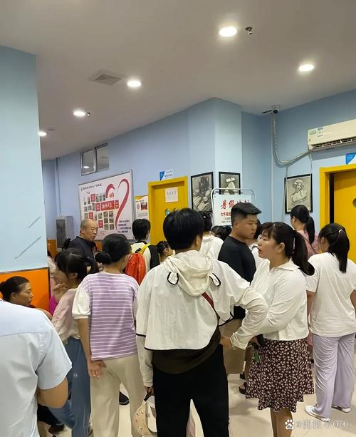 家长带孩子排队报少儿兴趣班场景