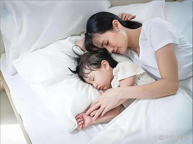 陪娃睡过无数个深夜才懂：枕边育儿经的核心从来不是“训”
