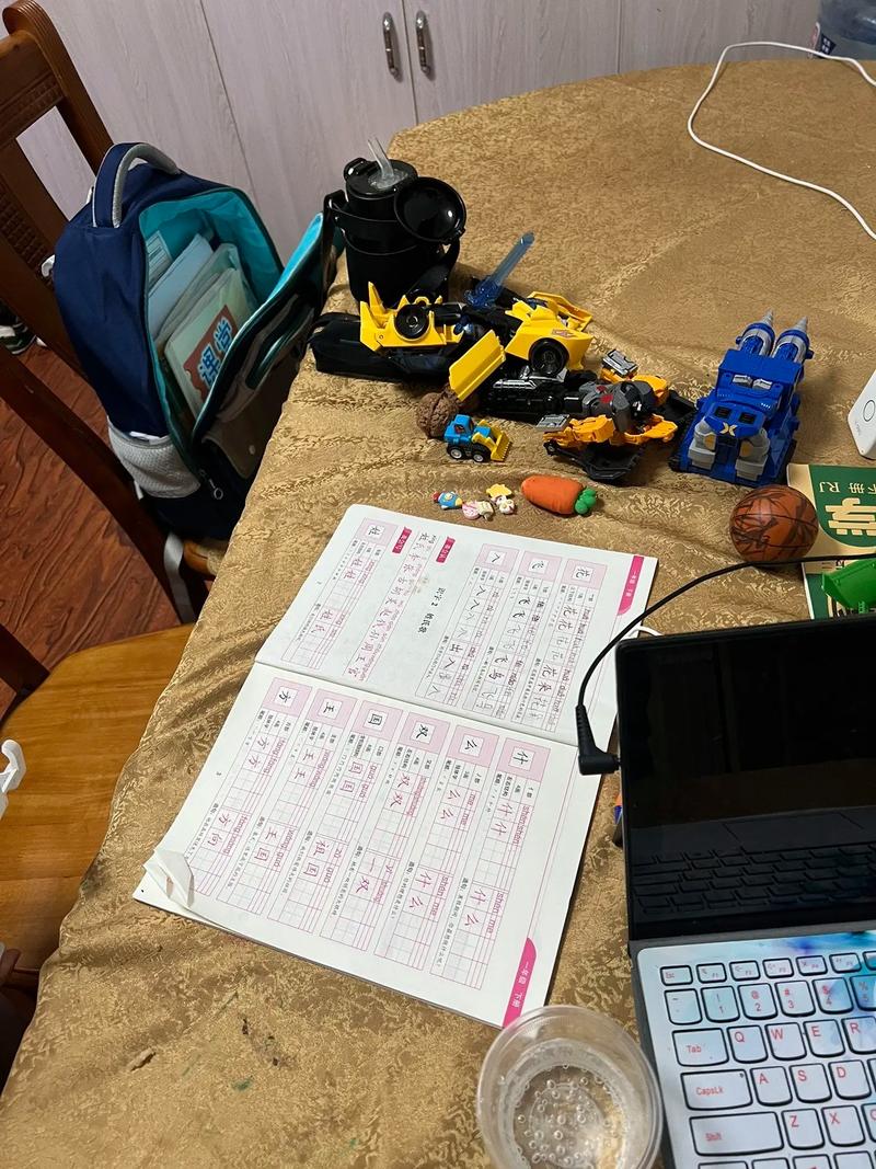 家长奖励孩子玩具诱导写作业实拍