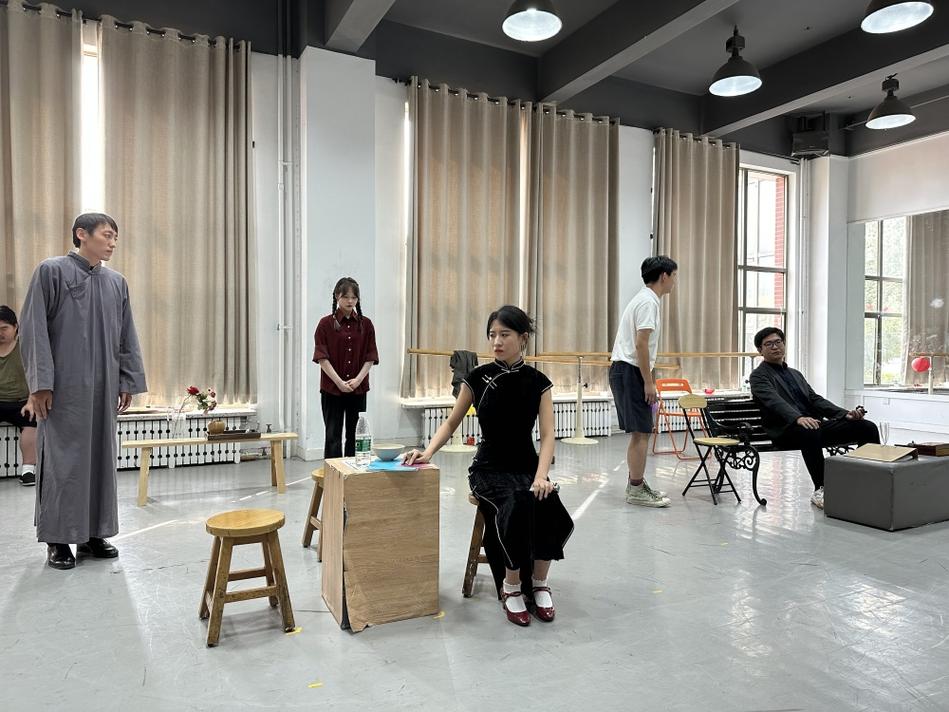 学生话剧社后台紧急排练场景
