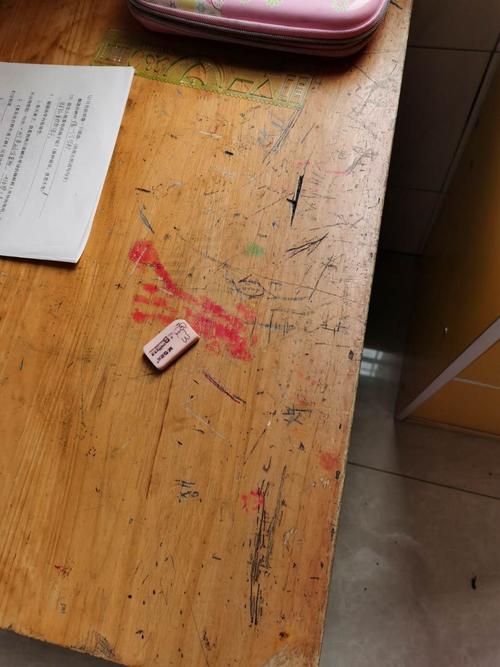 小学学生周记本上堆着发黑橡皮渣的桌面实拍