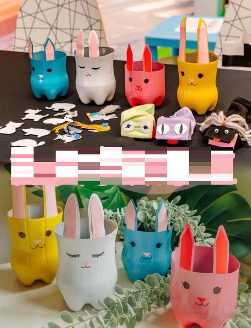 小学公开课上学生展示带兔子耳朵的废矿泉水瓶手工作品
