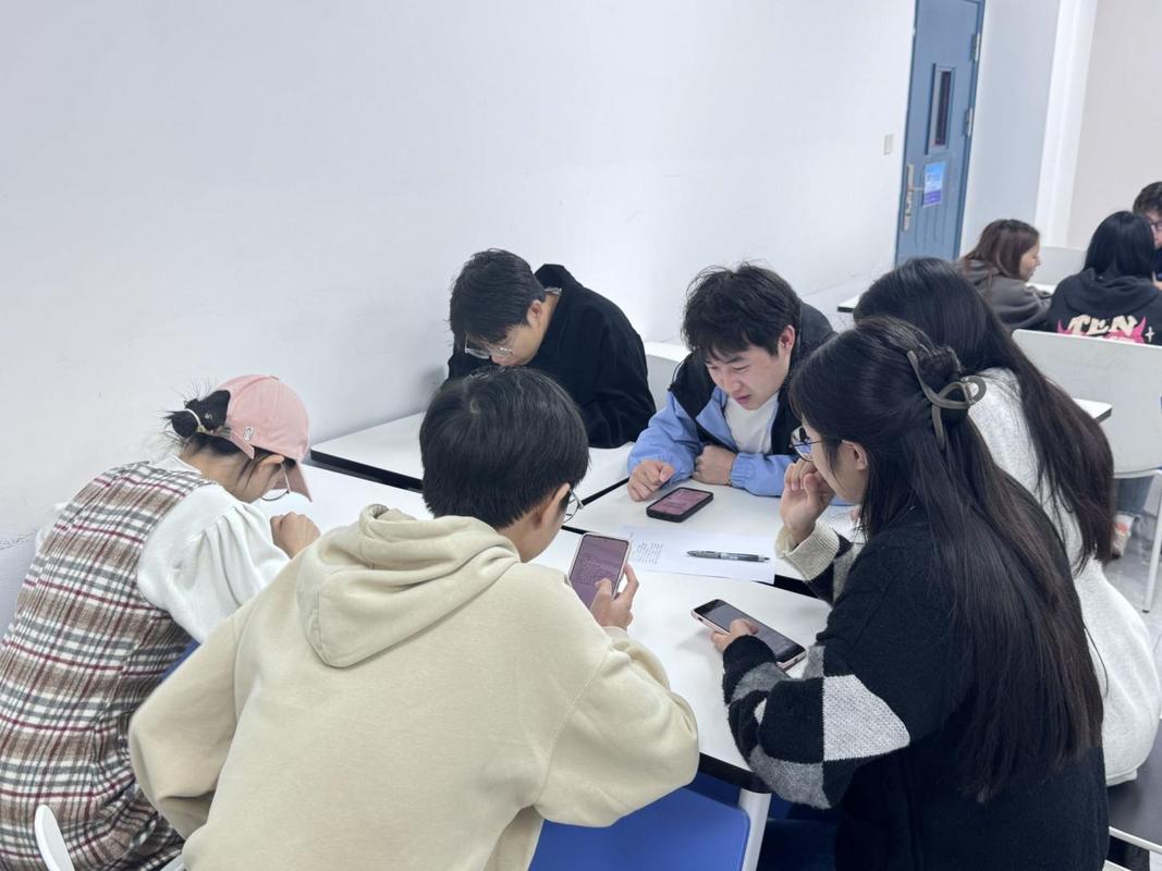 大学助教组织小组讨论场景