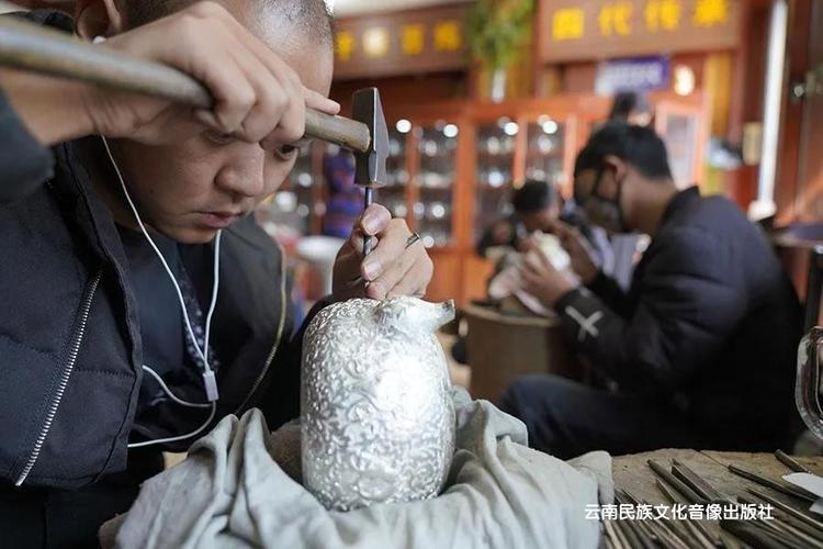 云南鹤庆银匠手工锤制铜铃 锤纹细节