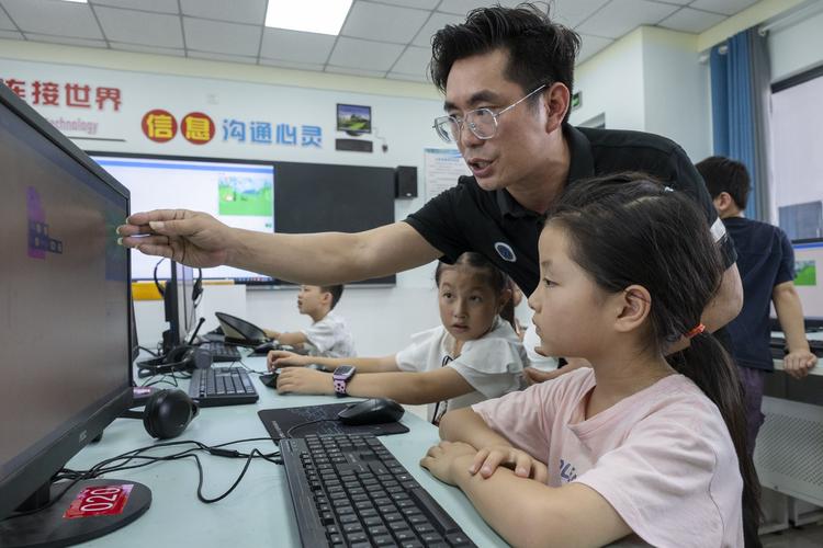 少儿编程课堂学生抄代码场景