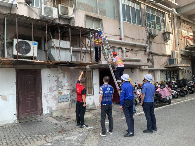 城管上门拆除小区公共区域私搭防盗网现场图