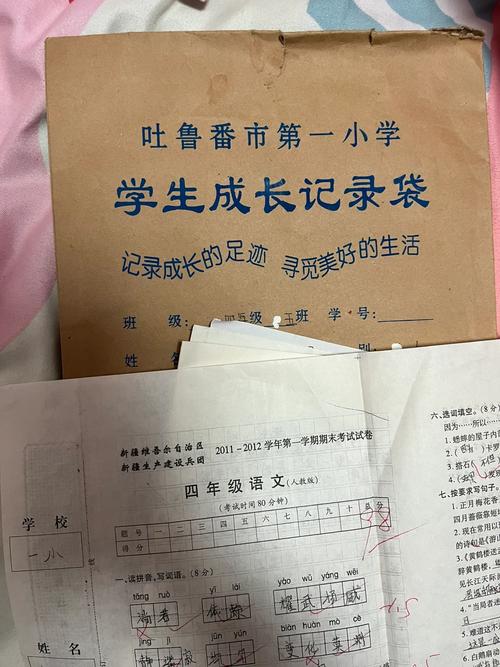 中小学教室走廊展示的学生成长档案袋实拍