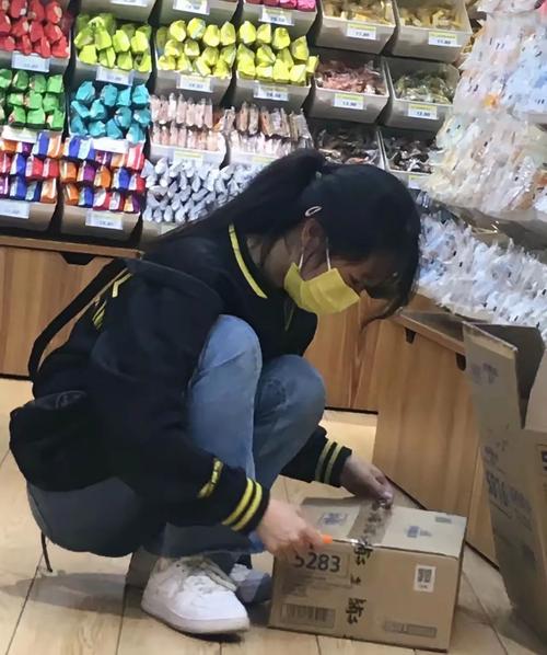 工业园区厂门口穿工服的工人接放暑假的孩子的背影