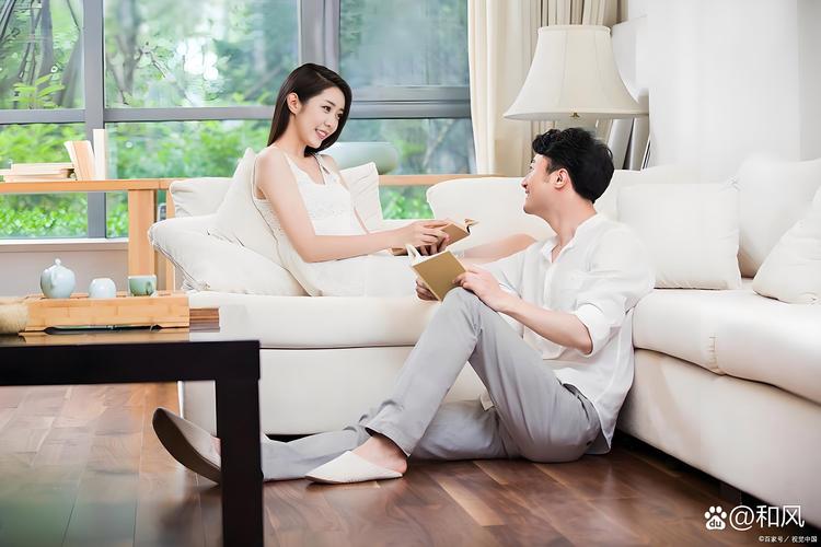 忙碌双职工夫妻深夜在沙发上相拥的温暖画面