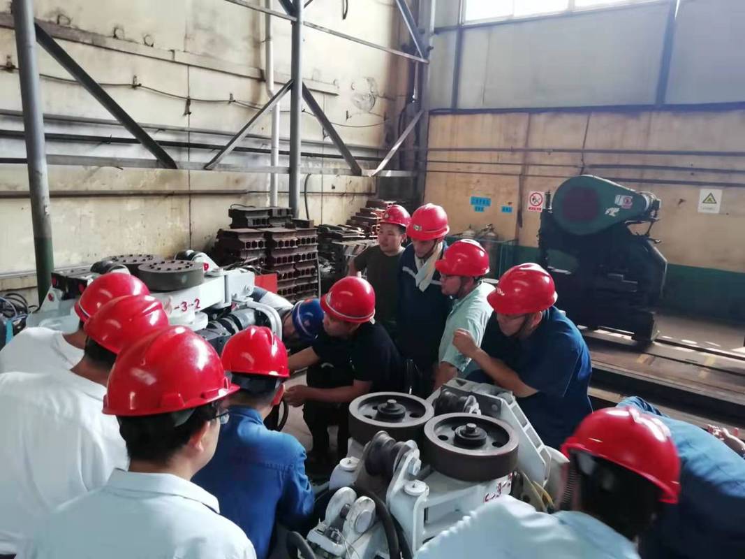 硫化机操作工接受培训，工程师现场指导