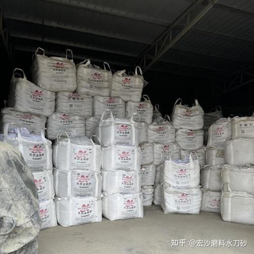 水刀切割车间整齐摆放的防潮石榴砂存放架
