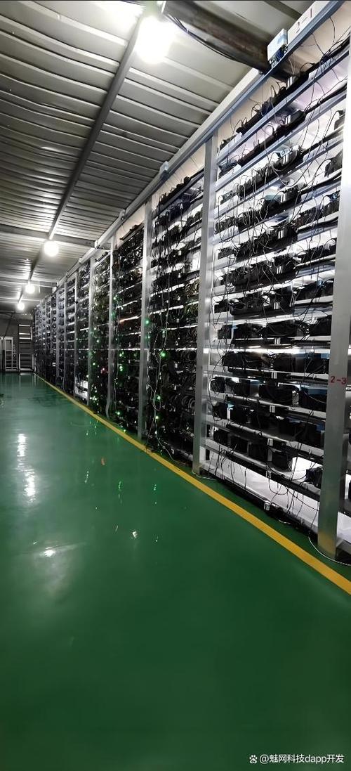 比特币矿场大规模矿机阵列 工业风