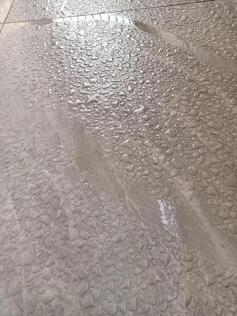 回南天室内墙面凝结水珠特写