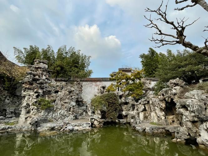 第四回合:何园爬假山,裙撑与石头的冲突美学