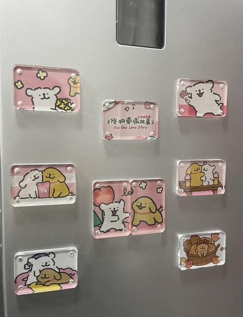 用冰箱贴在冰箱上贴便签的亲子互动场景