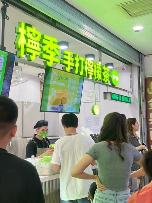 街头手打柠檬茶门店排队场景
